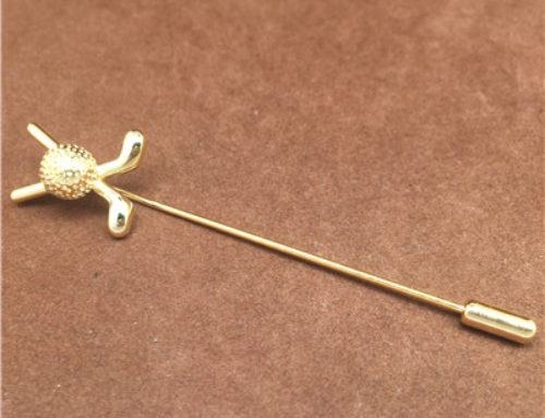 Men’s gold golf lapel pin